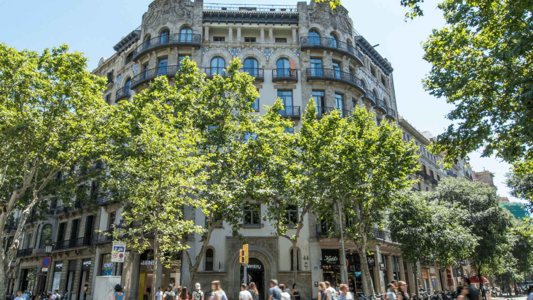 Albergue Safestay Barcelona Passeig de Gracia building / SAFESTAY