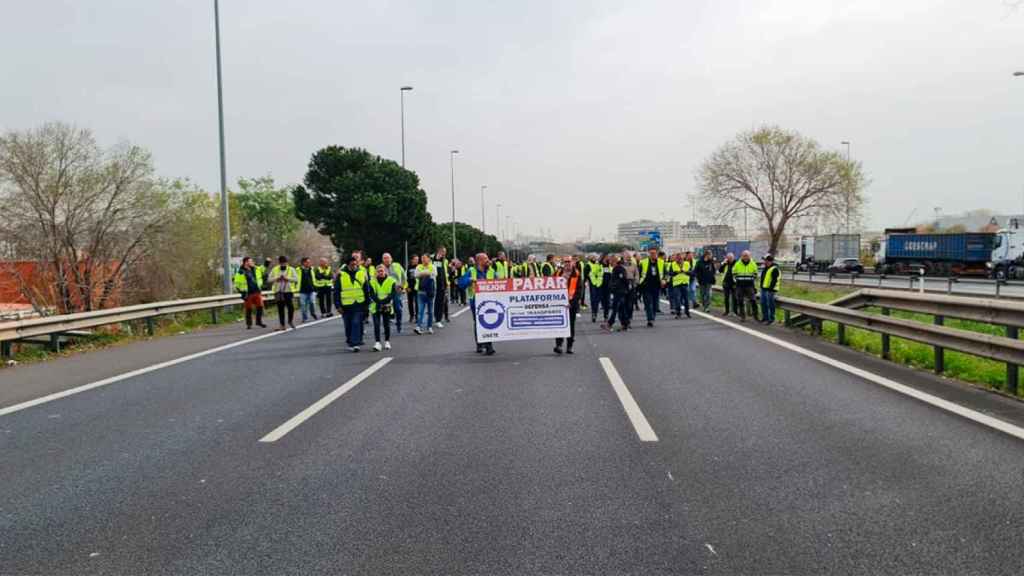 Decenas de transportistas cortan a pie la Ronda Litoral de Barcelona / PLATAFORMA DE DEFENSA DEL SECTOR DEL TRANSPORTE