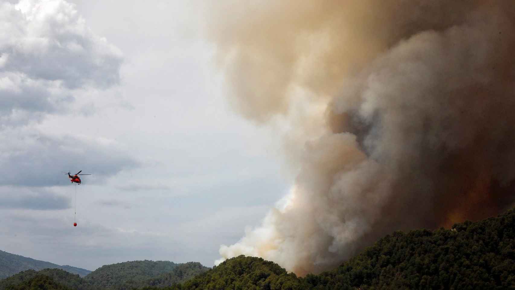 Un helicóptero en la zona del incendio de La Anoia, en la Cataluña central / EFE