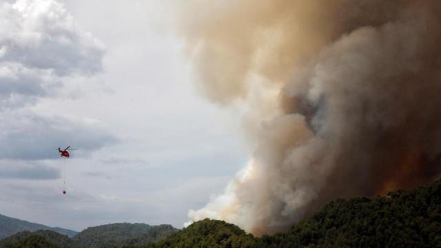 Un helicóptero en la zona del incendio de La Anoia, en la Cataluña central / EFE