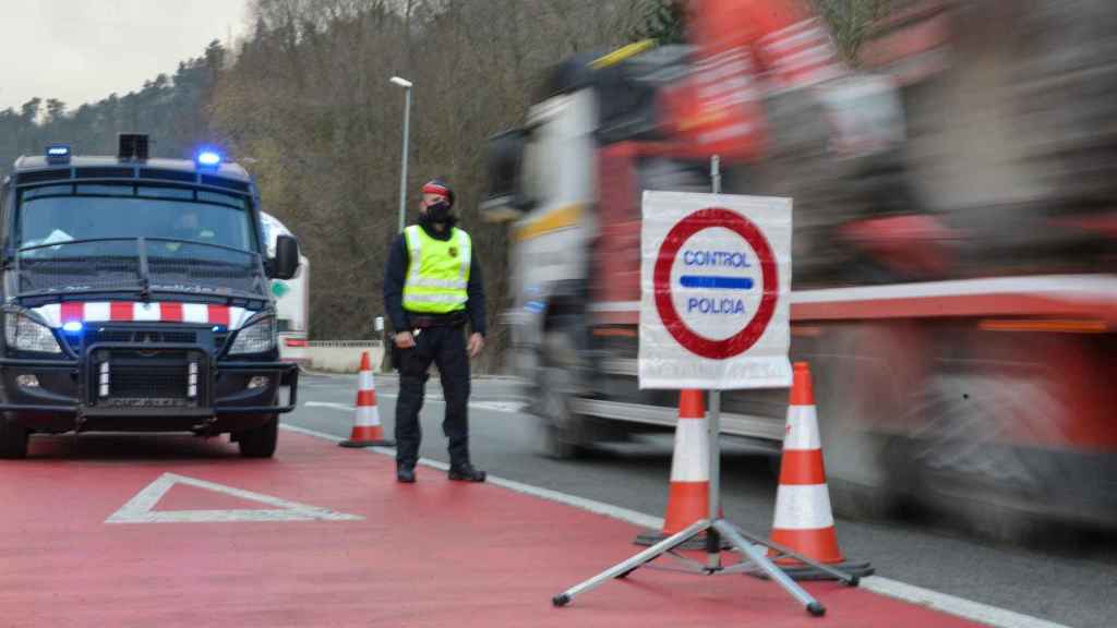 Un control de los Mossos d'Esquadra en los límites comarcales / GLÒRIA SÁNCHEZ - EUROPA PRESS