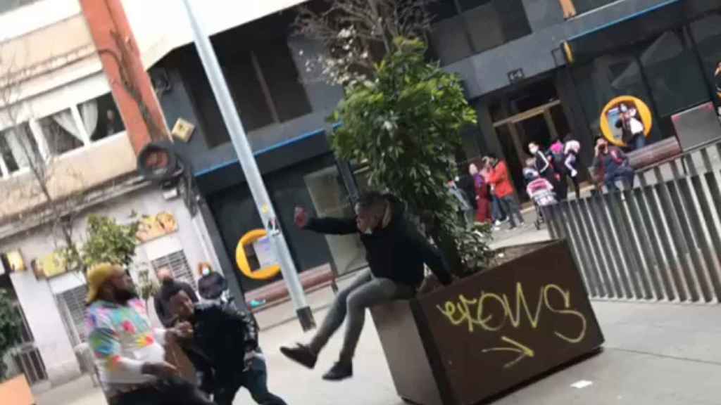 Un momento de la batalla campal en una plaza en L'Hospitalet