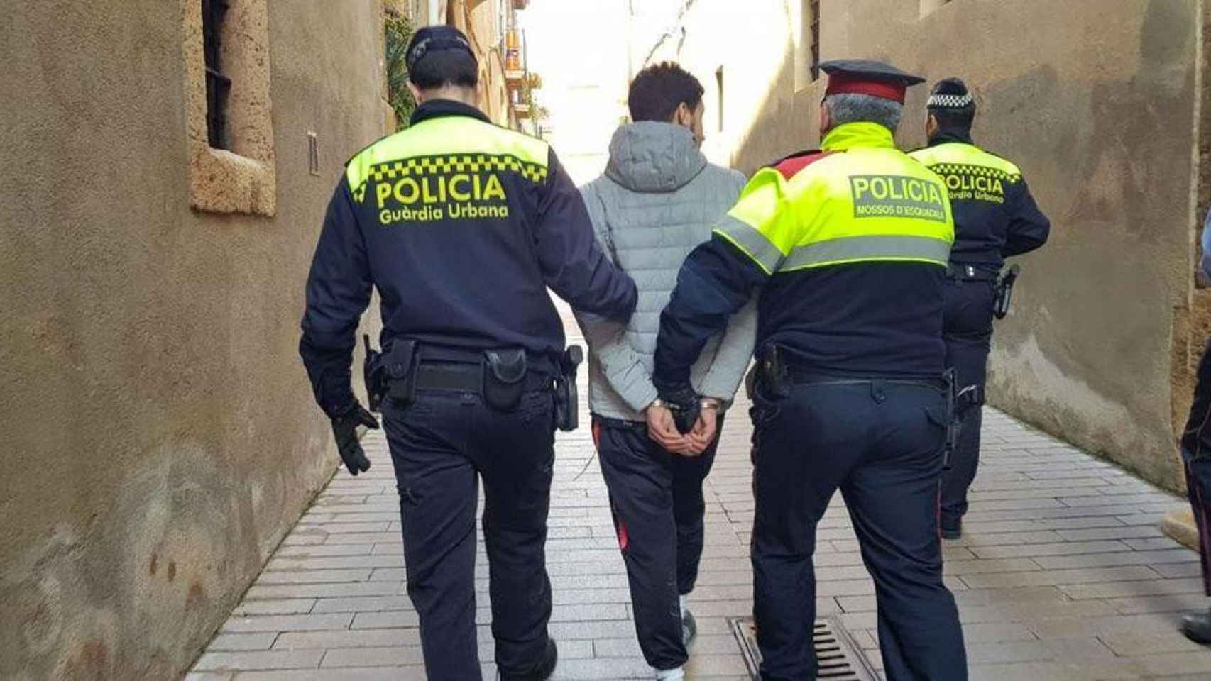 Imagen de archivo de la policía mientras se lleva a un detenido / MOSSOS