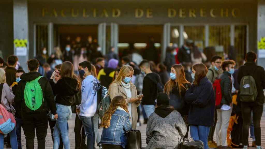 Jóvenes en la puerta de la universidad / EP