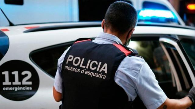 Un mosso abre la puerta del coche patrulla / EUROPA PRESS