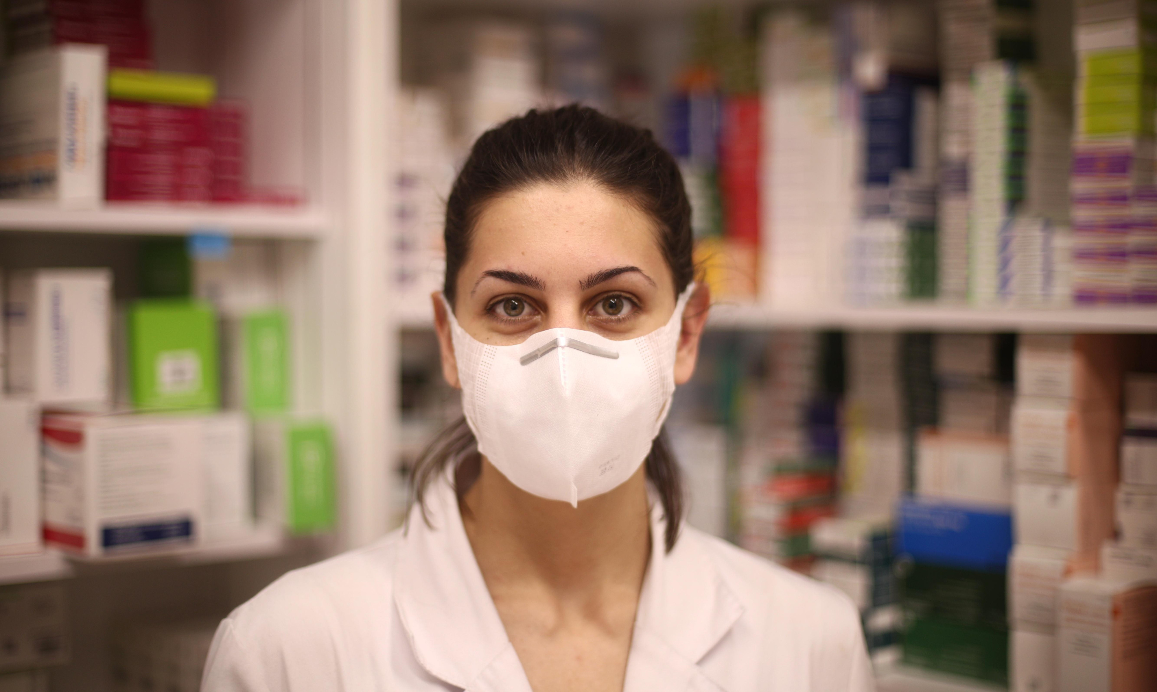 Una farmacéutica con una mascarilla higiénica puesta / EP