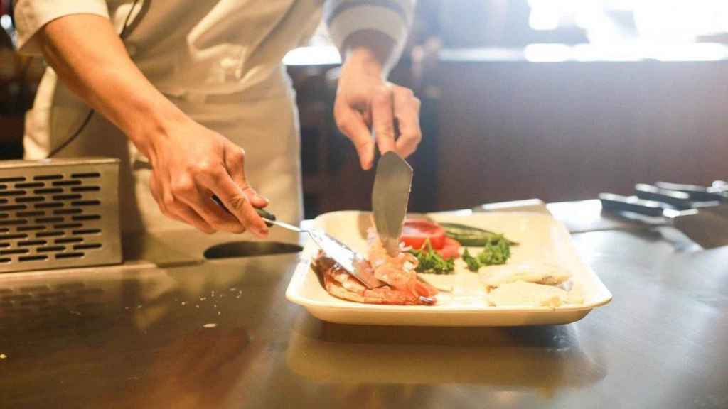 Manipulación de alimentos en un restaurante