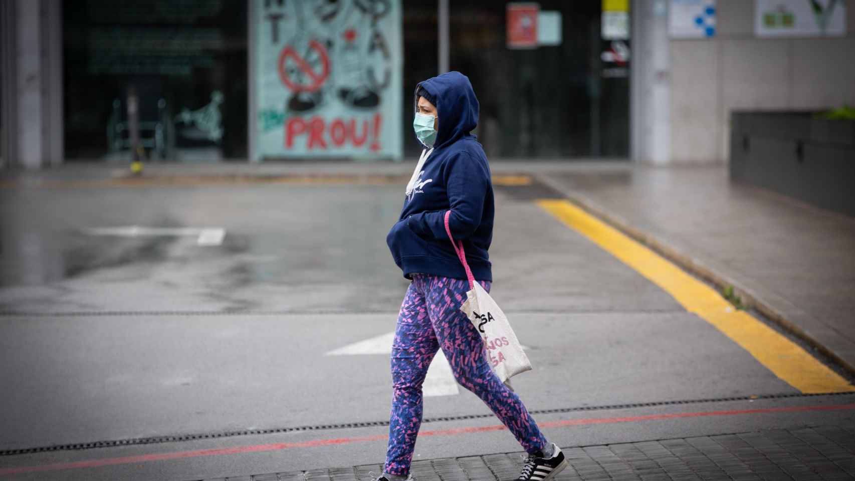 Una mujer pasando por las inmediaciones de la Estación de Sants de Barcelona durante el estado de alarma por la epidemia de coronavirus / EUROPA PRESS