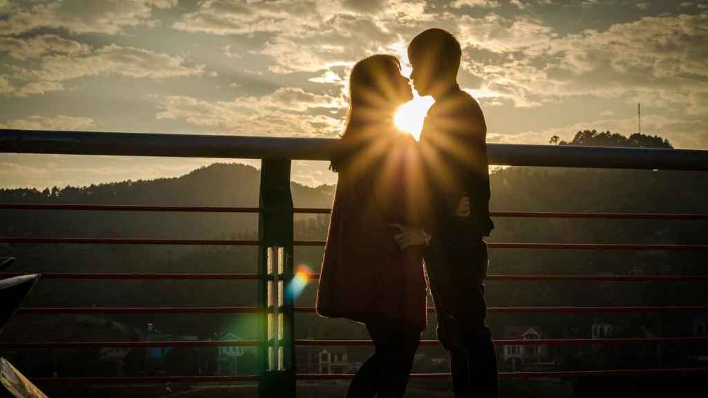 Una pareja posa unida antes del estado de alarma / CG