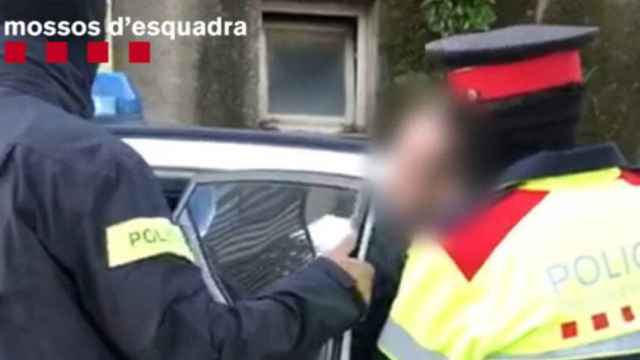 Agentes de Mossos con un detenido por violencia doméstica / MOSSOS