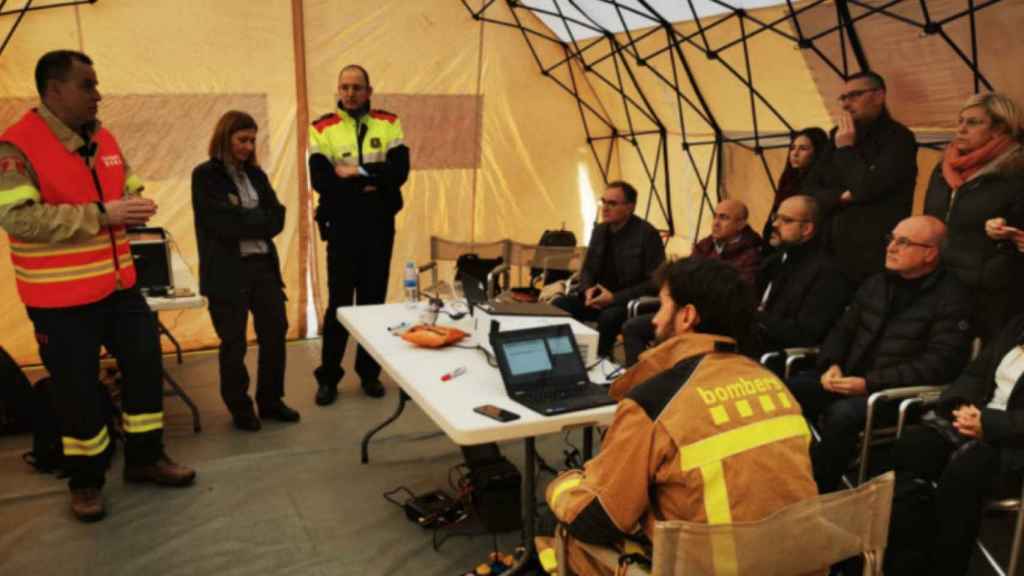 Reunión de efectivos de emergencias sobre los trabajos tras la explosión de la petroquímica en Taragona / BOMBERS