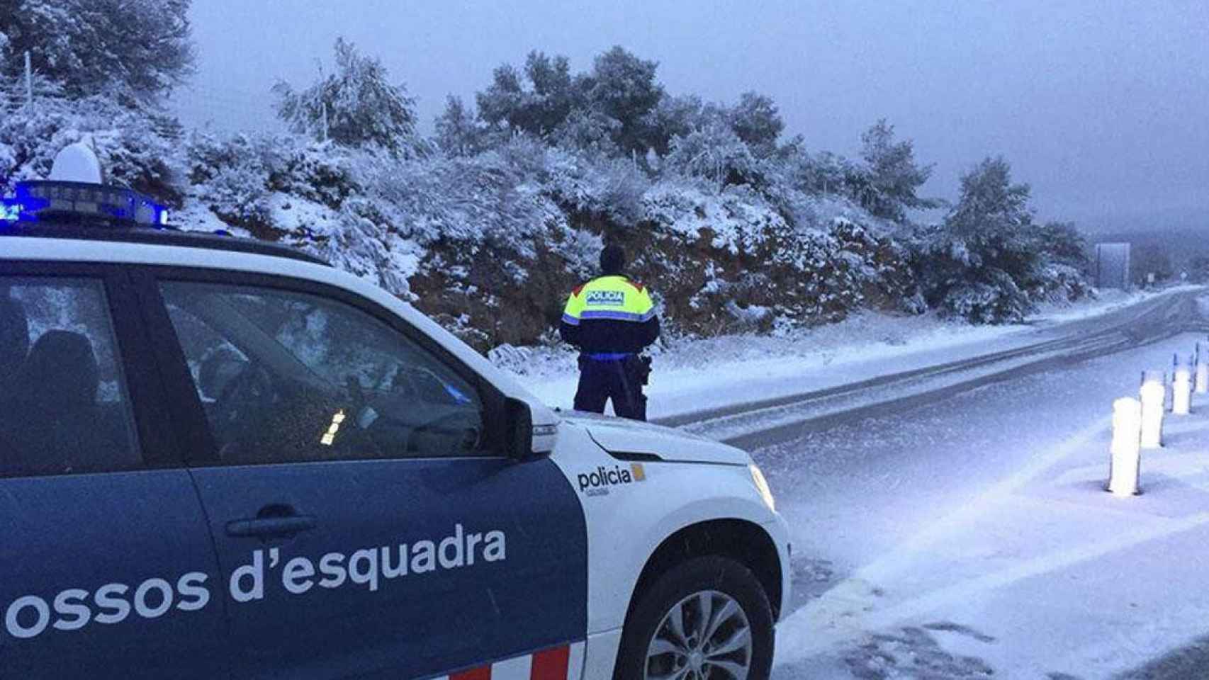 Una patrulla de los Mossos realiza trabajos durante el temporal Gloria / MOSSOS