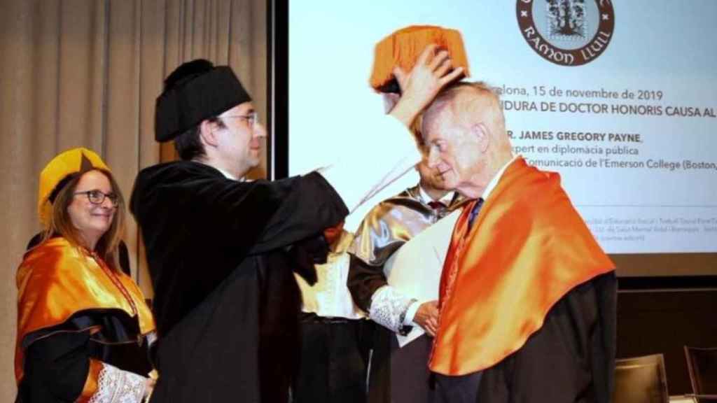 James Gregory Payne en el momento de ser investido como doctor honoris causa / URL