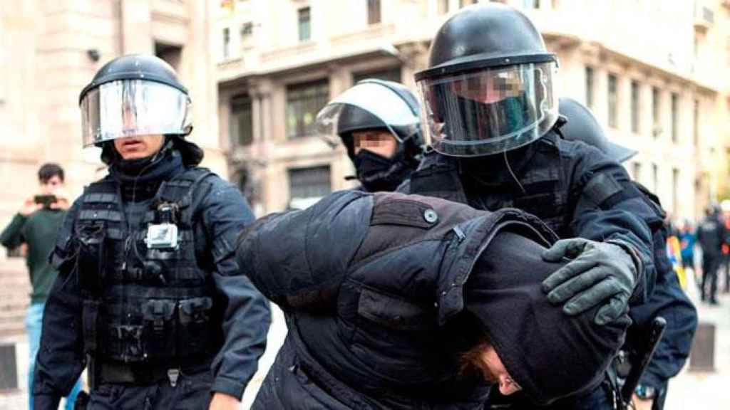 Los Mossos d'Esquadra detienen a un CDR en las inmediaciones de la Llotja de Mar de Barcelona / EFE