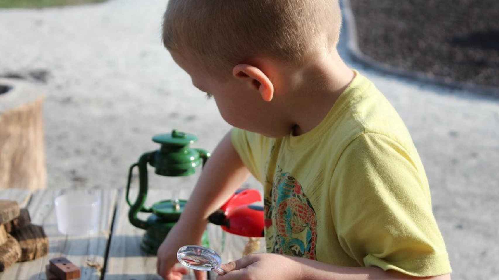 Una imagen de un niño con un juguete STEM