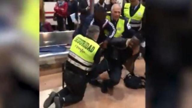 Actuación de los vigilantes de seguridad con el pasajero de color al que acusaban de viajar sin billete / CG
