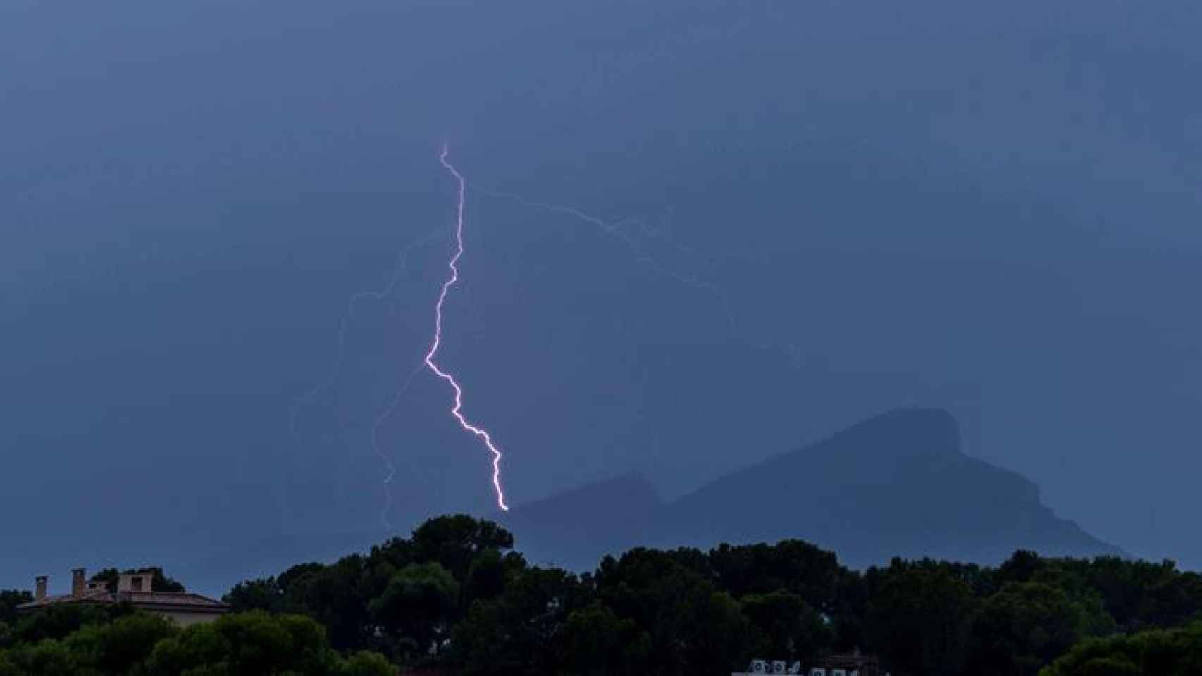 Relámpago en las intensas lluvias de Mallorca / EFE