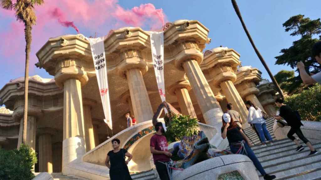 Dos militantes de Arran encadenados al dragón del Parc Güell en señal de protesta / Twitter