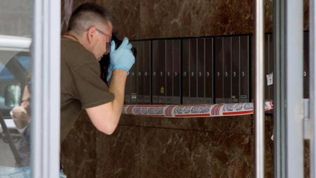 Una imagen de los Mossos d'Esquadra investigando la muerte del bebé en barrio de Gràcia de Barcelona / EFE