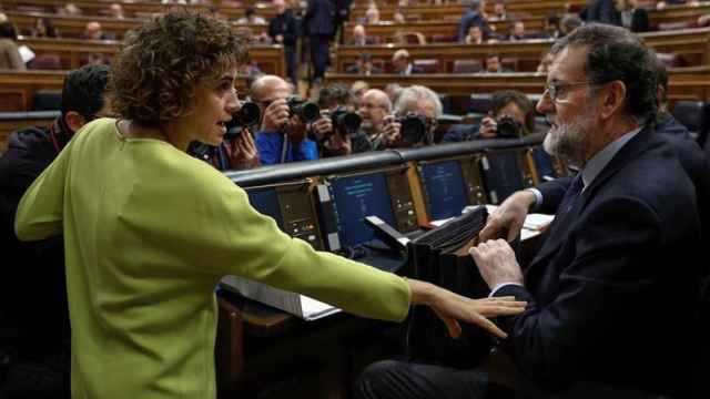Dolors Montserrat se dirige amigablemente a Mariano Rajoy en el Congreso / EFE