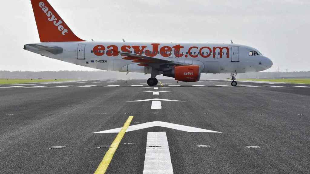 Un avión de Easyjet en una pista de aterrizaje en una imagen de archivo / EFE