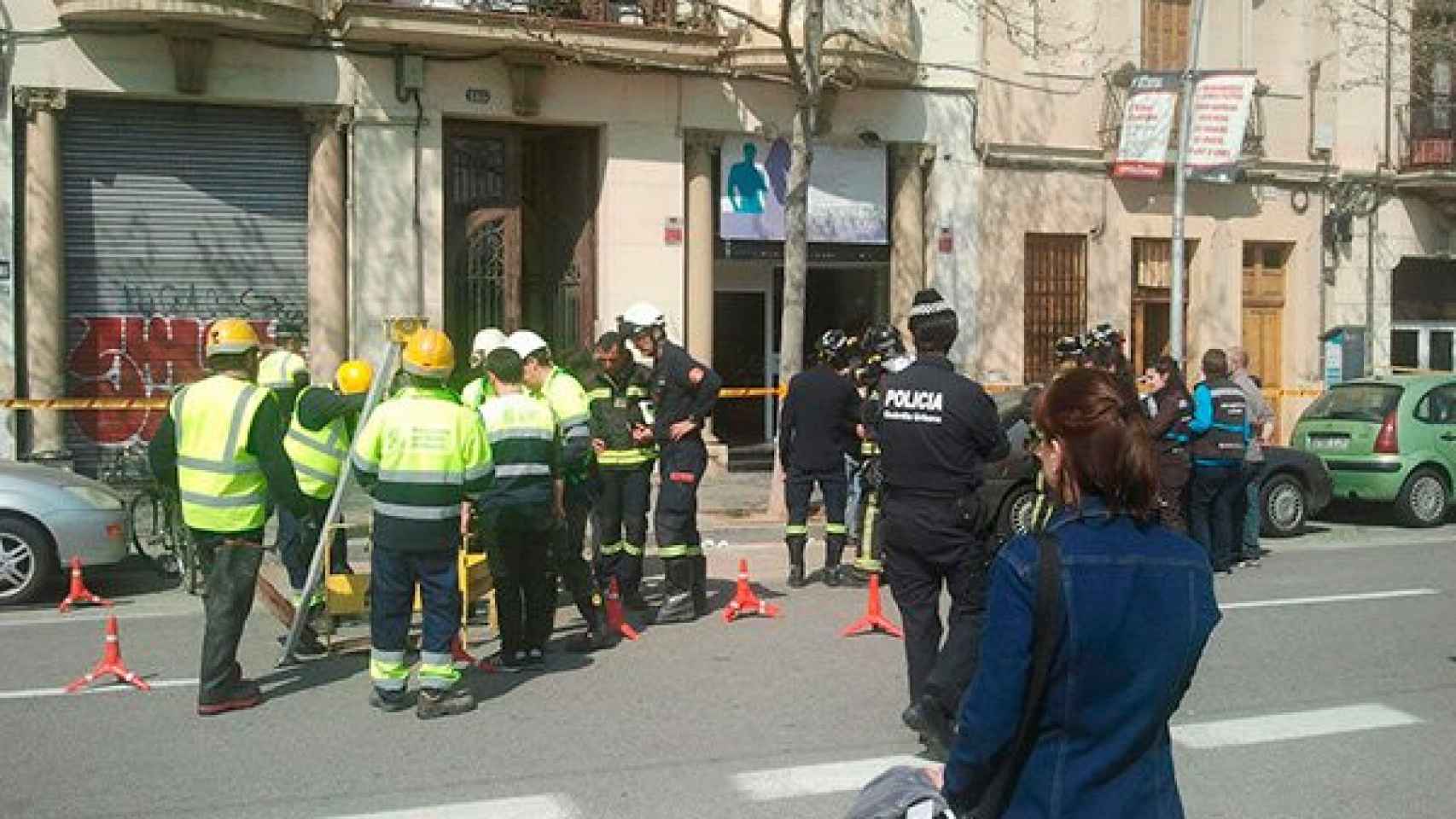 Los vecinos de la calle Lllull --Poblenou-- desalojan sus casas / CG