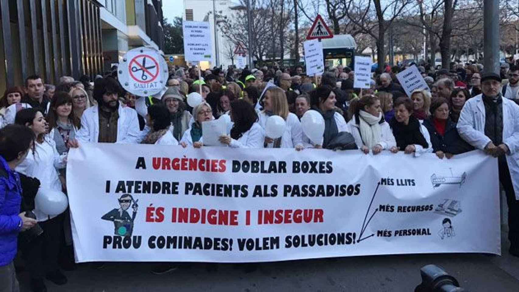 Cabecera de la manifestación de empleados y usuarios del Parc Taulí de Sabadell / @urgenciestauli