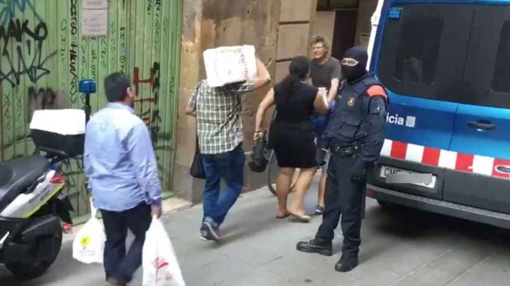 Los Mossos d'Esquadra, durante su intervención antidroga en el Raval.