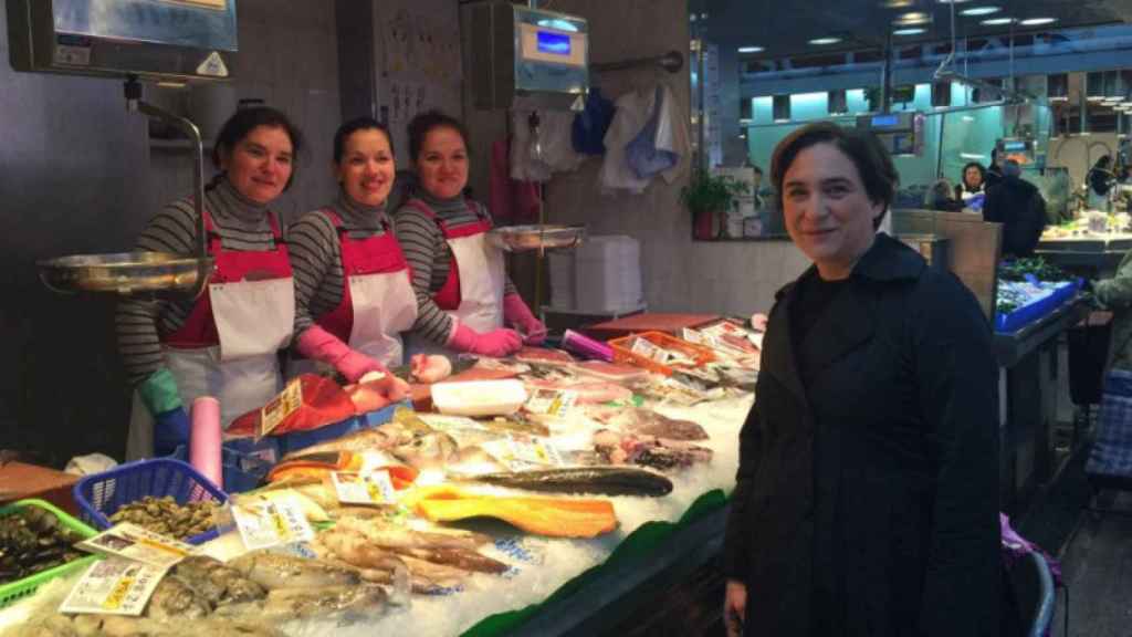 Colau se fotografía con pescaderas para promocionar los mercados tras la crítica de De Azúa.