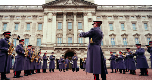 Miembros de la Banda de la Caballería Doméstica interpretan el Happy Birthday en la ceremonia de cambio de guardia del Palacio de Buckingham con motivo del 74º cumpleaños del Rey Carlos III / Victoria Jones - EUROPA PRESS