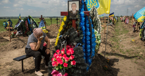 Una mujer llora frente a la tumba de su hijo en el cementerio de Dnipro (Ucrania) - EFE/Esteban Biba