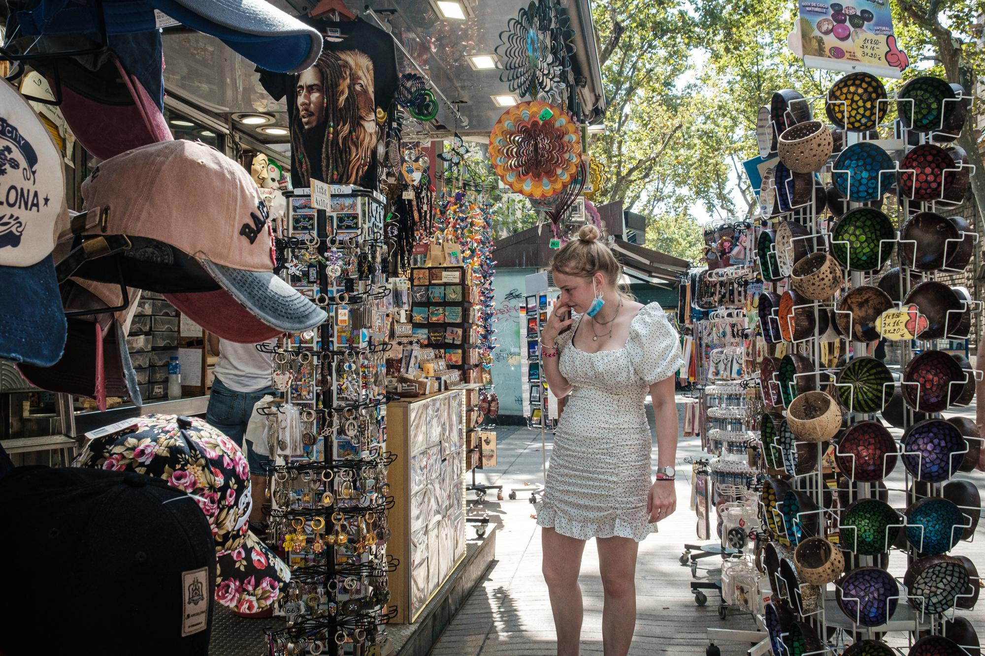 Una mujer observa una parada de Las Ramblas / PABLO MIRANZO