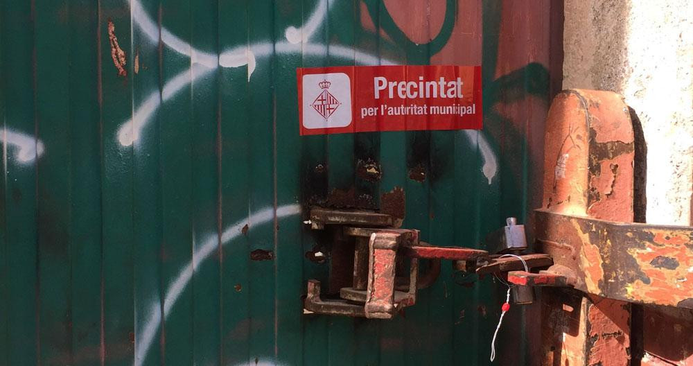 Precinto del ayuntamiento en la nave de la calle Pallars 129-131 / CG