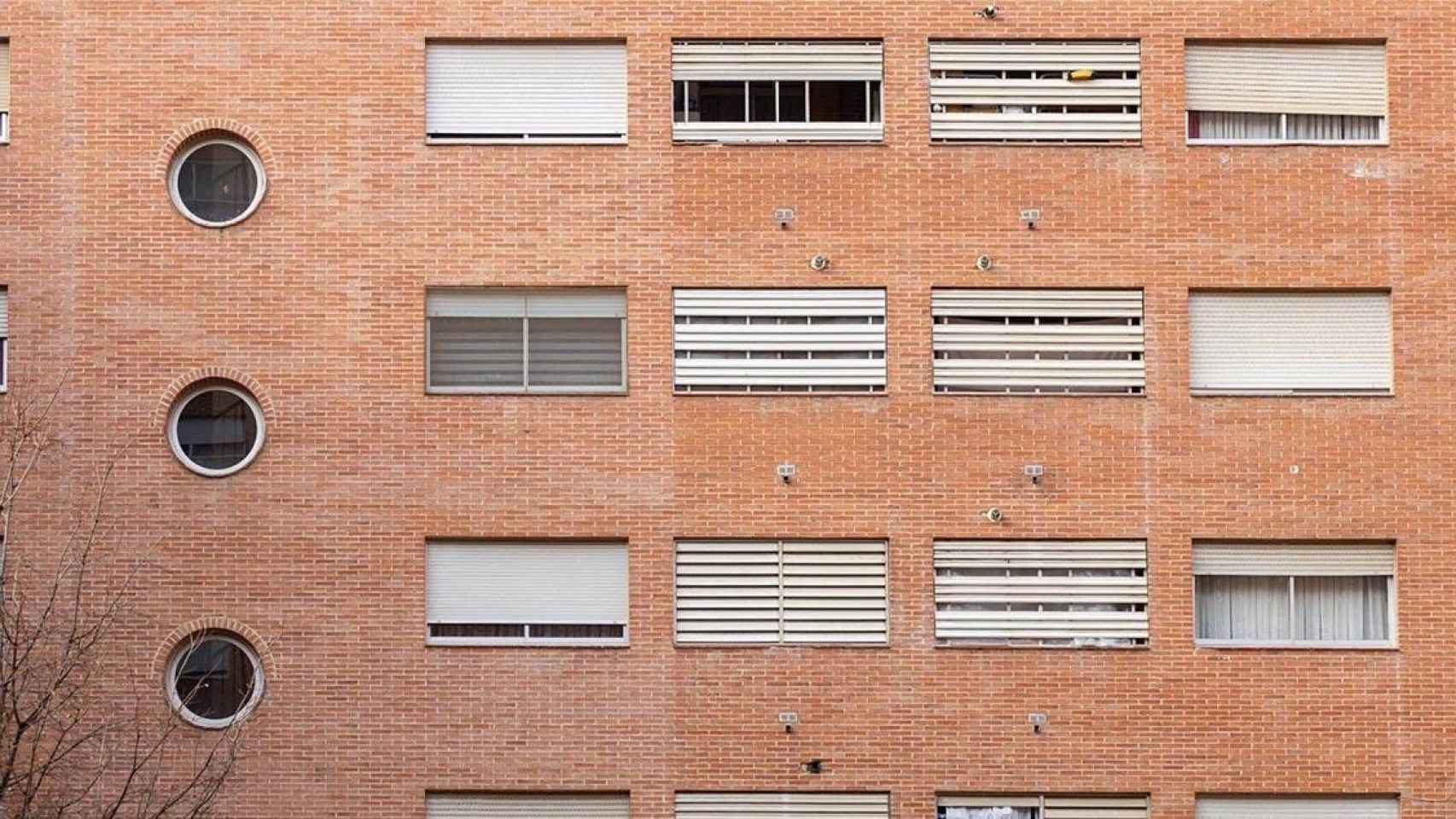 Un edificio de viviendas / EP