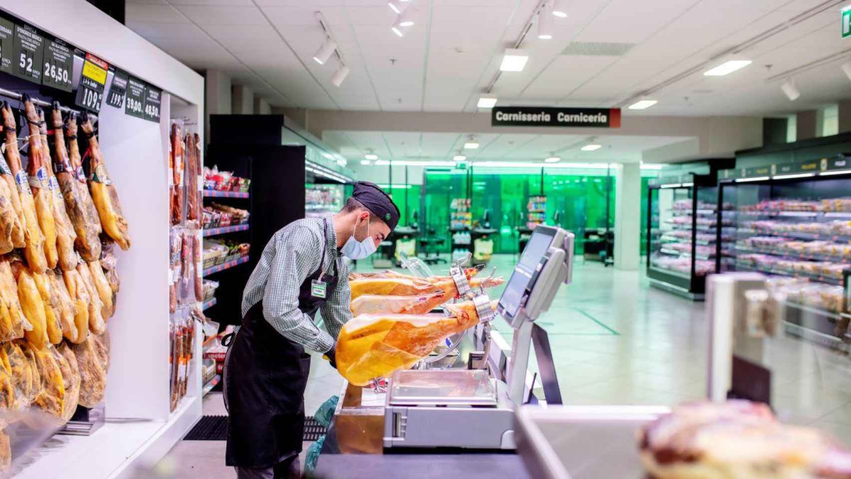 Un empleado de Mercadona en plena jornada laboral en un año duro por el Covid/ MERCADONA