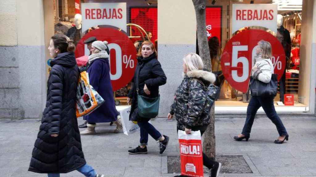 Los comercios catalanes esperan un horario único de apertura para invierno y verano / EFE