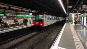 Un convoy del Metro de Barcelona entrando en una estación / CG