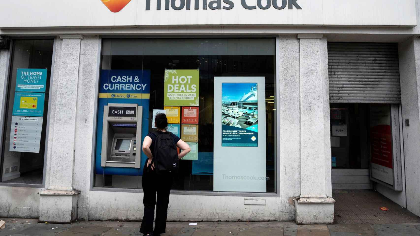 Una mujer observa el escaparate de una oficina de Thomas Cook en Londres / EFE