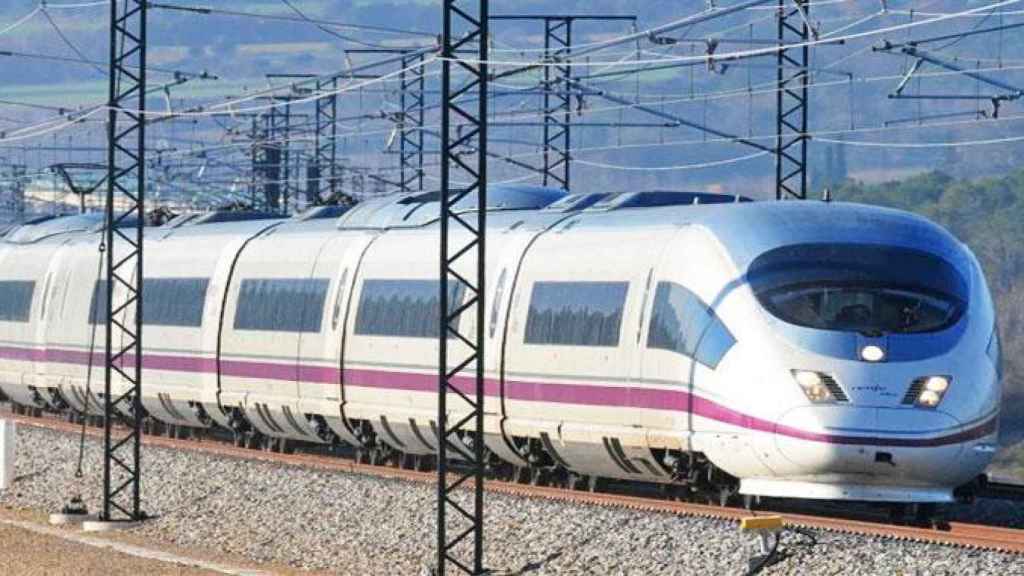 Un tren de Renfe en una imagen de archivo / EFE