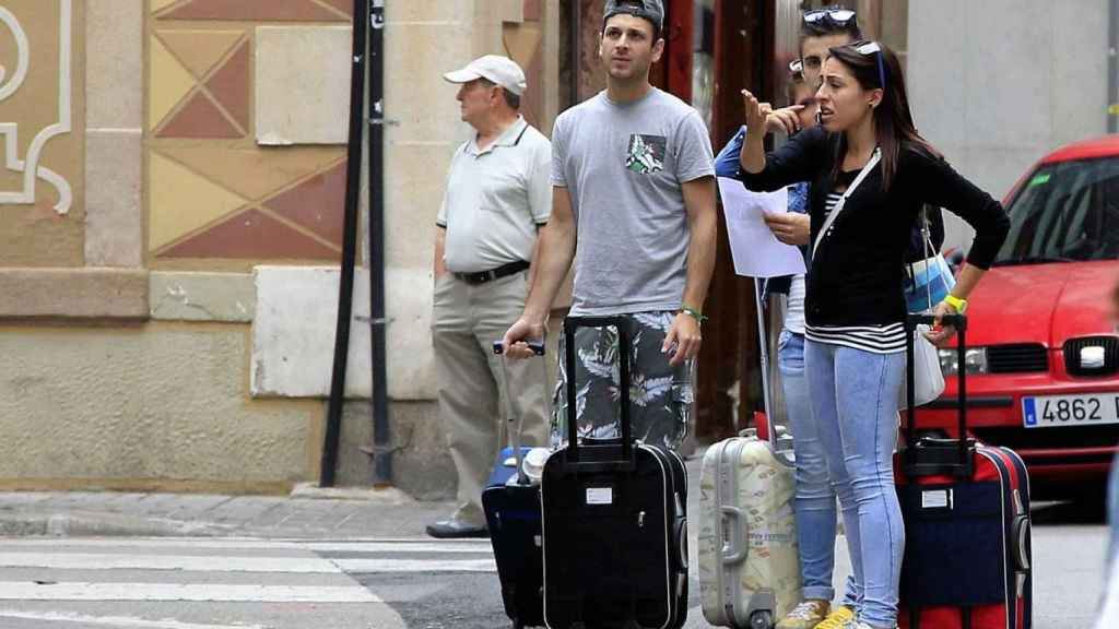 Unos turistas buscan un piso de alquiler vacacional, en una imagen de archivo / EFE