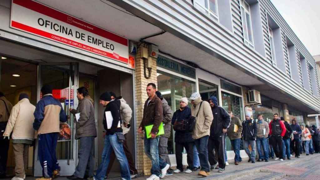 Ciudadanos en el paro hacen cola en una oficina de empleo, en una imagen de archivo / EFE