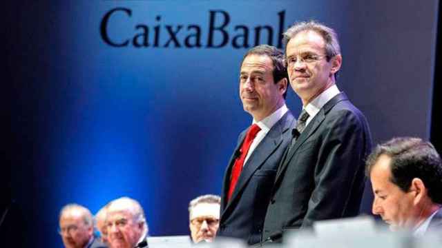 Jordi Gual (d), presidente de Caixabank, y Gonzalo Gortázar (i), consejero delegado, en la junta de accionistas que se ha celebrado en Valencia / EFE