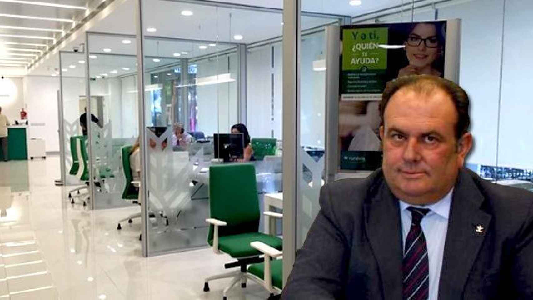 Urbano Caballo, presidente de la Caja Rural de Extremadura, junto a una de las oficinas de la cooperativa de crédito / FOTOMONTAJE DE CG