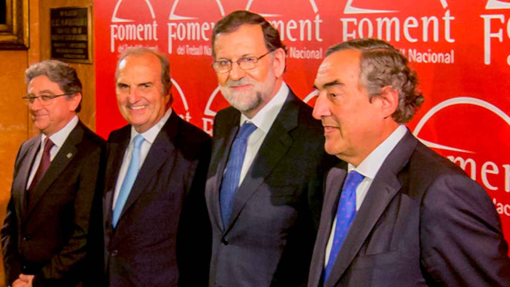 Joaquim Gay de Montellà (2i), presidente de Foment del Treball, pidió estímulos para las empresas 'fugadas' en la entrega de premios de la patronal junto al presidente del Gobierno, Mariano Rajoy (2d), el delegado del Gobierno en Cataluña, Enric Millo (i)