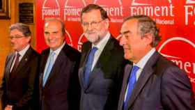 Joaquim Gay de Montellà (2i), presidente de Foment del Treball, pidió estímulos para las empresas 'fugadas' en la entrega de premios de la patronal junto al presidente del Gobierno, Mariano Rajoy (2d), el delegado del Gobierno en Cataluña, Enric Millo (i)