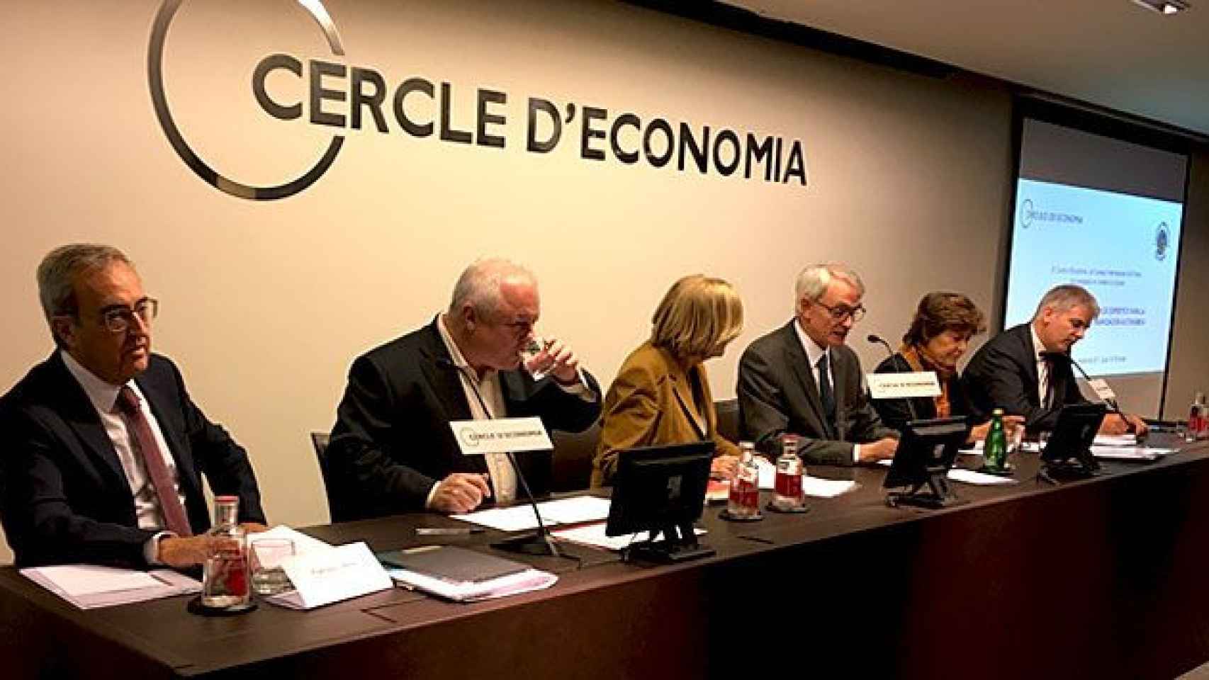 De izquierda a derecha, Francisco Pérez, director del IVIE; Ángel de la Fuente, director de FEDEA; Anna Balletbó, presidenta de la fundación Olof Palme; Antón Costas, catedrático de Economía Política de la UB y expresidente del Círculo de Economía; María