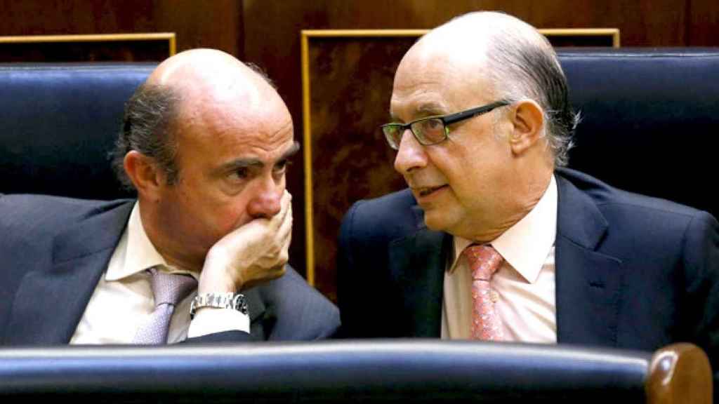 Luis de Guindos (i), ministro de Economía, Industria y Competitividad, y Cristóbal Montoro (d), ministro de Hacienda y Función Pública en una imagen de archivo en el Congreso de los Diputados / EFE