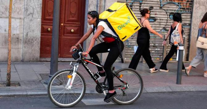 Una repartidora de Glovo por las calles de Barcelona / EP