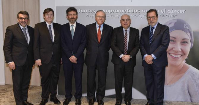 Àngel Font, director corporativo de Estratègia de la Fundació Bancària ”la Caixa”; Andrés de Kelety, director gerente del Vall d’Hebron Institute de Oncologia; Alejandro Piris, doctor i director de gestión científica del Vall d’Hebron Institut o de Oncología