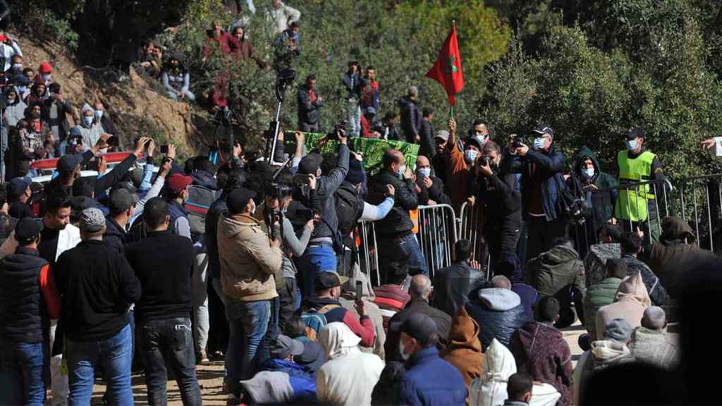 Asistentes al funeral del pequeño Rayan en Marruecos / Jalal Morchidi (EFE)